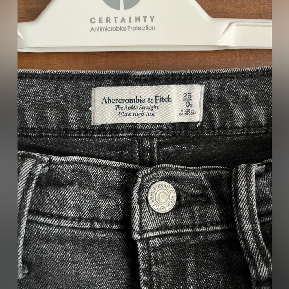 Abercrombie & Fitch the ankle straight ultra high rise 25 Short Black